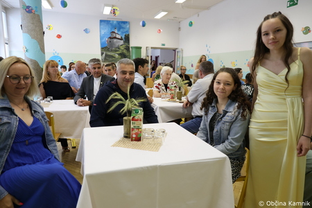 Devetošolci Osnovne šole 27. julij Kamnik naše zgodbe se ne končajo – postanejo le spomini (11)